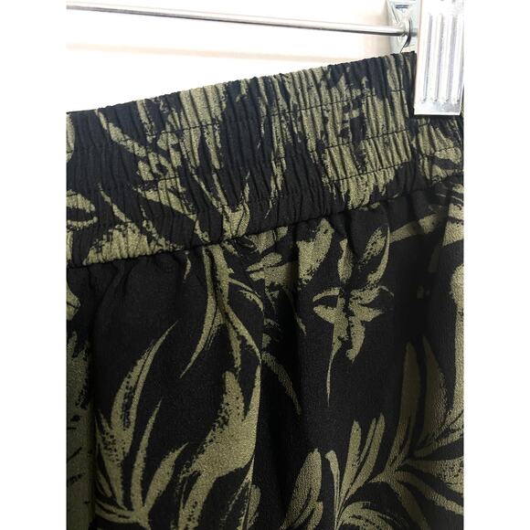 NWT Chelsea28 Pleated Jungle Leaf Long Shorts - Picture 5 of 9